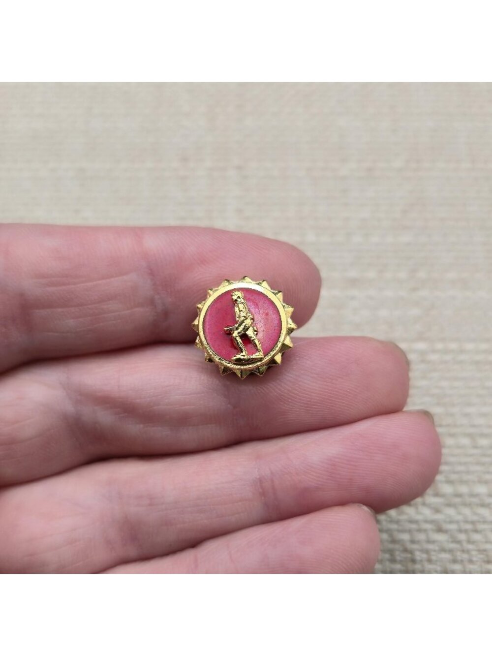 US Army Active Duty Minuteman Honorable Discharge Gold Red Lapel Pin A8666